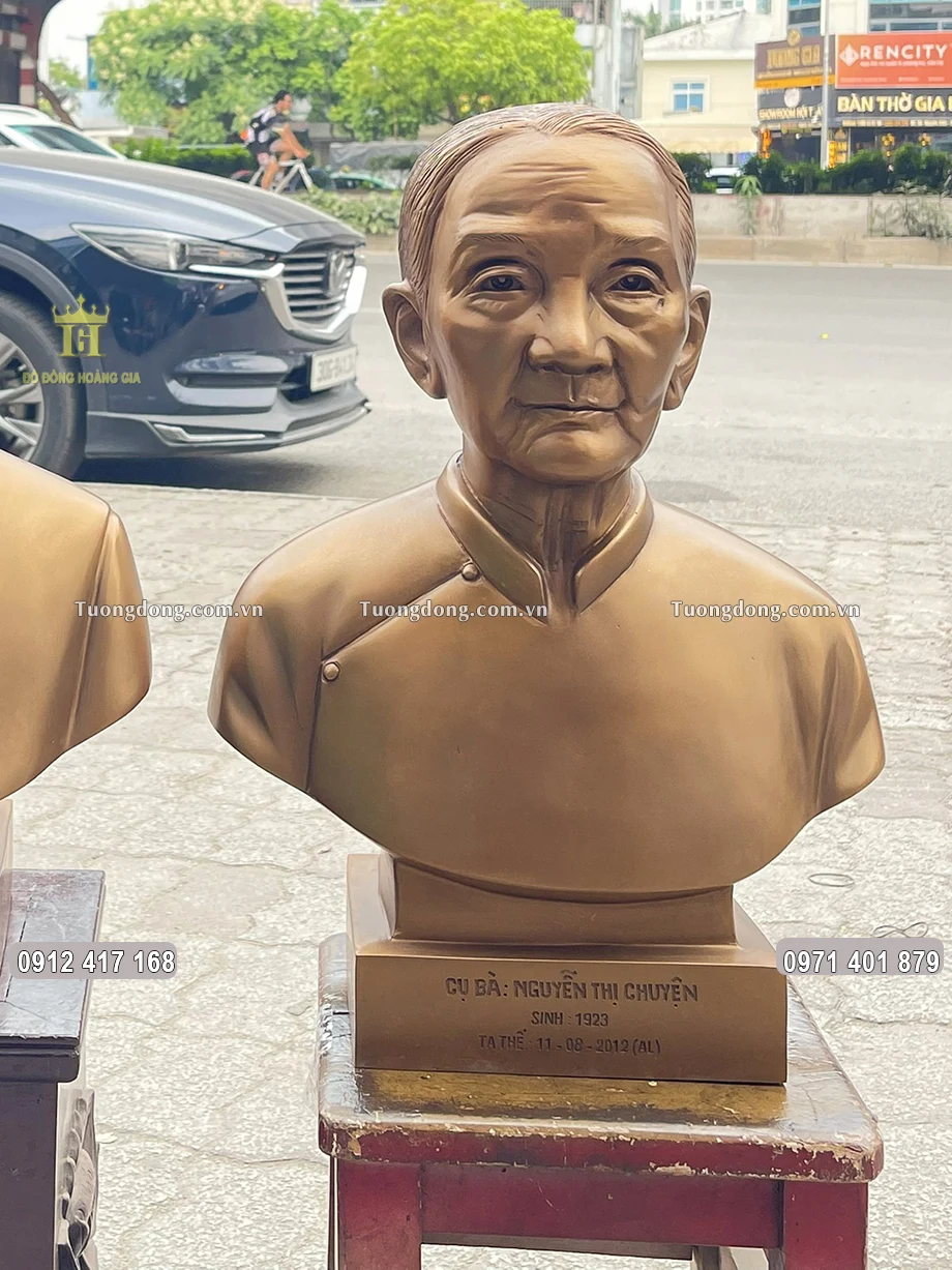 Tượng bán thân cụ bà